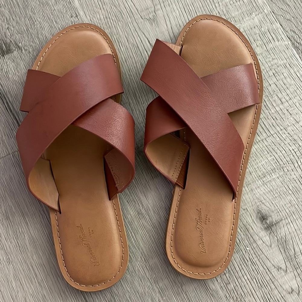 Universal Thread Sandals